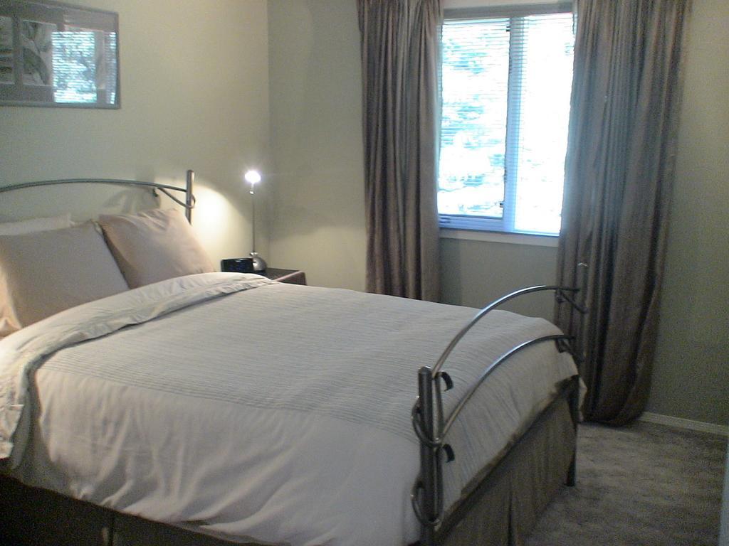Redwood Meadows Bed And Breakfast Bragg Creek Habitación foto