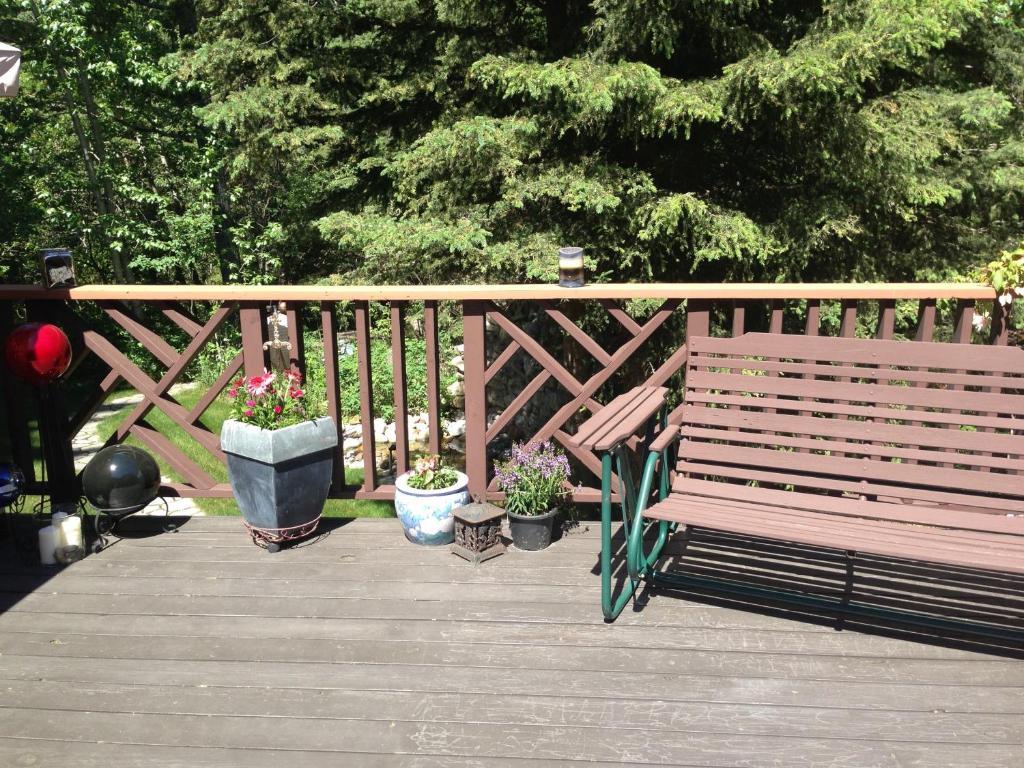 Redwood Meadows Bed And Breakfast Bragg Creek Exterior foto